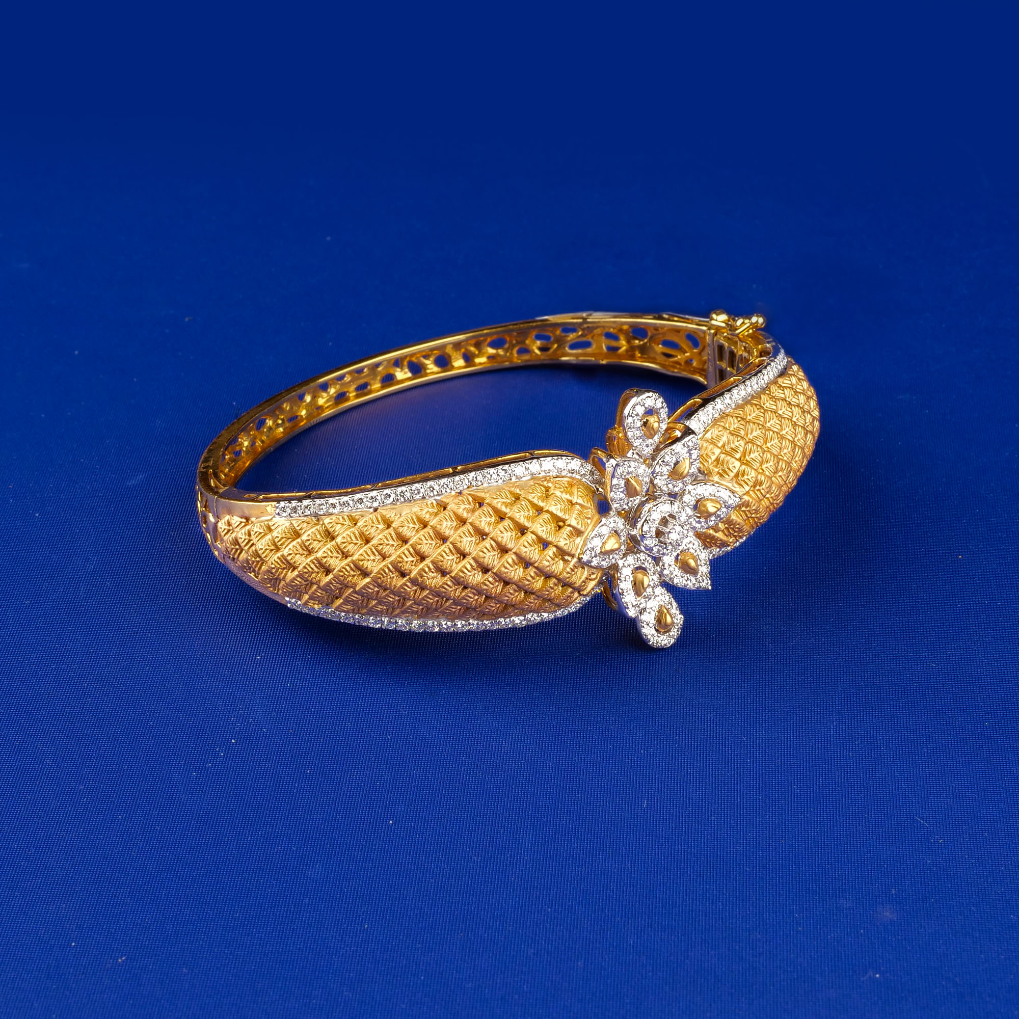 18K YG Diamond Bangle