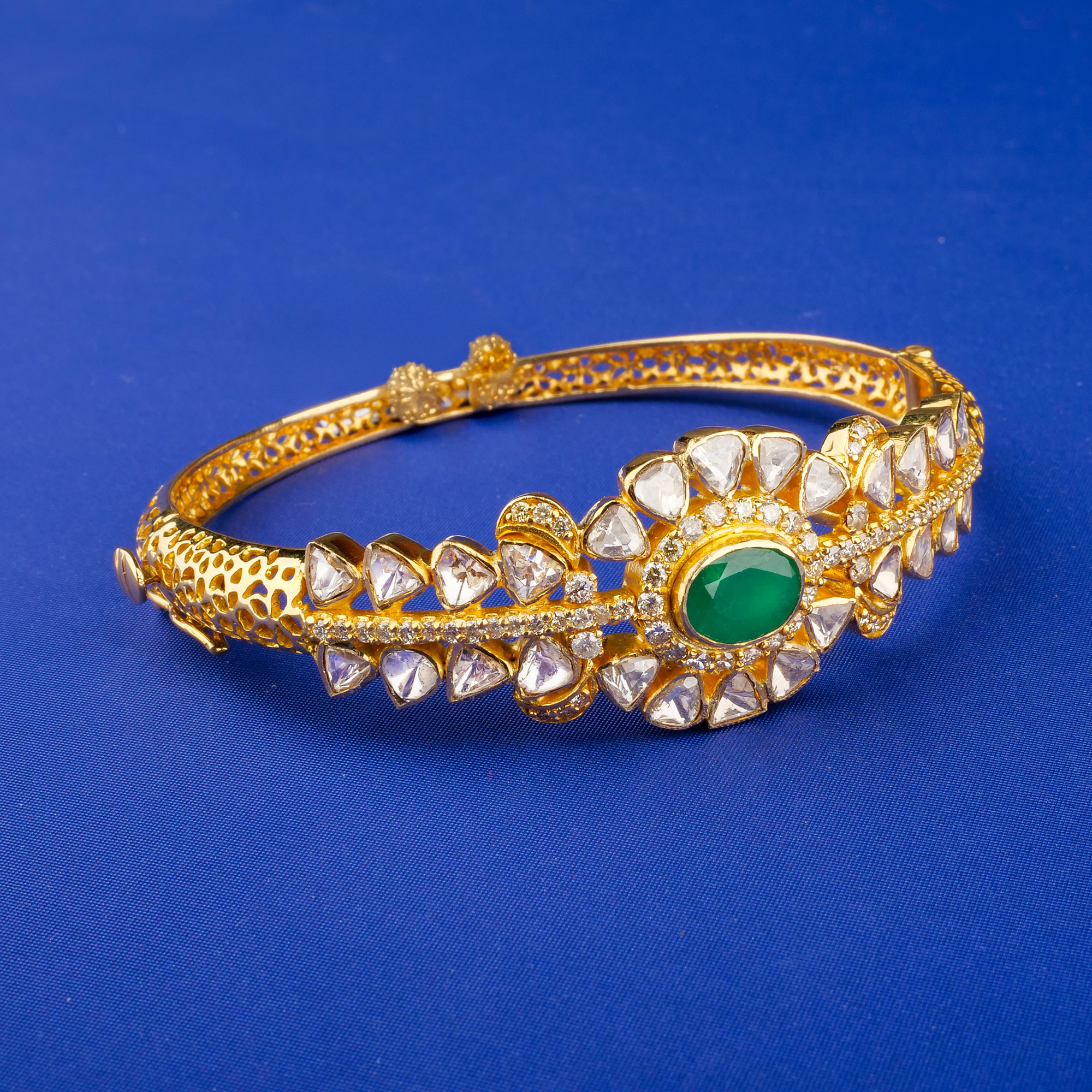 18K Yellow Gold Diamond/Polki Diamond Emerald Bracelet