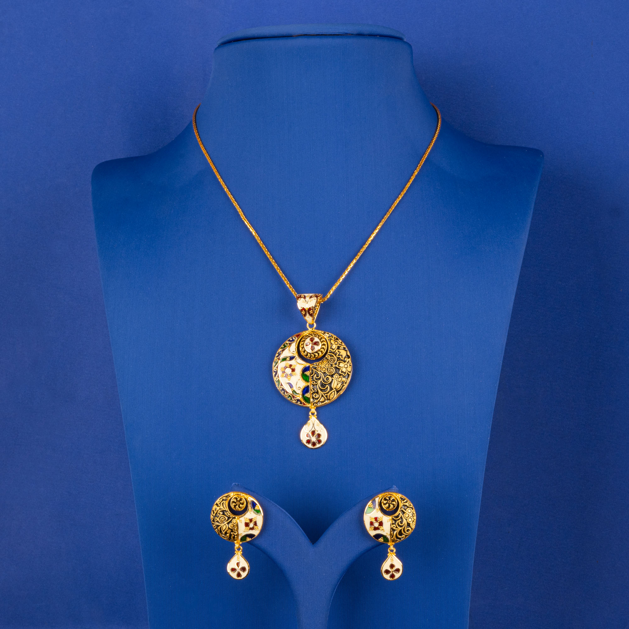 Radiant Harmony: Handmade 22K Gold Pendant and Earrings Set (chain not included)